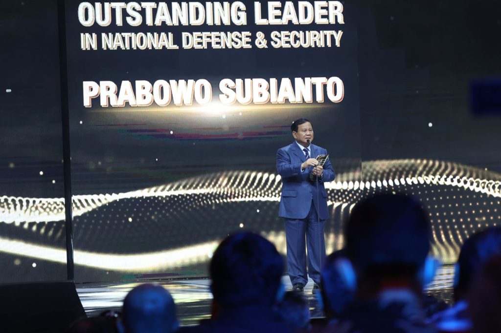 Menteri Pertahanan Prabowo Subianto menerima penghargaan Outstanding Leader in National Defense & Security dalam ajang iNews Indonesia Awards 2022. 