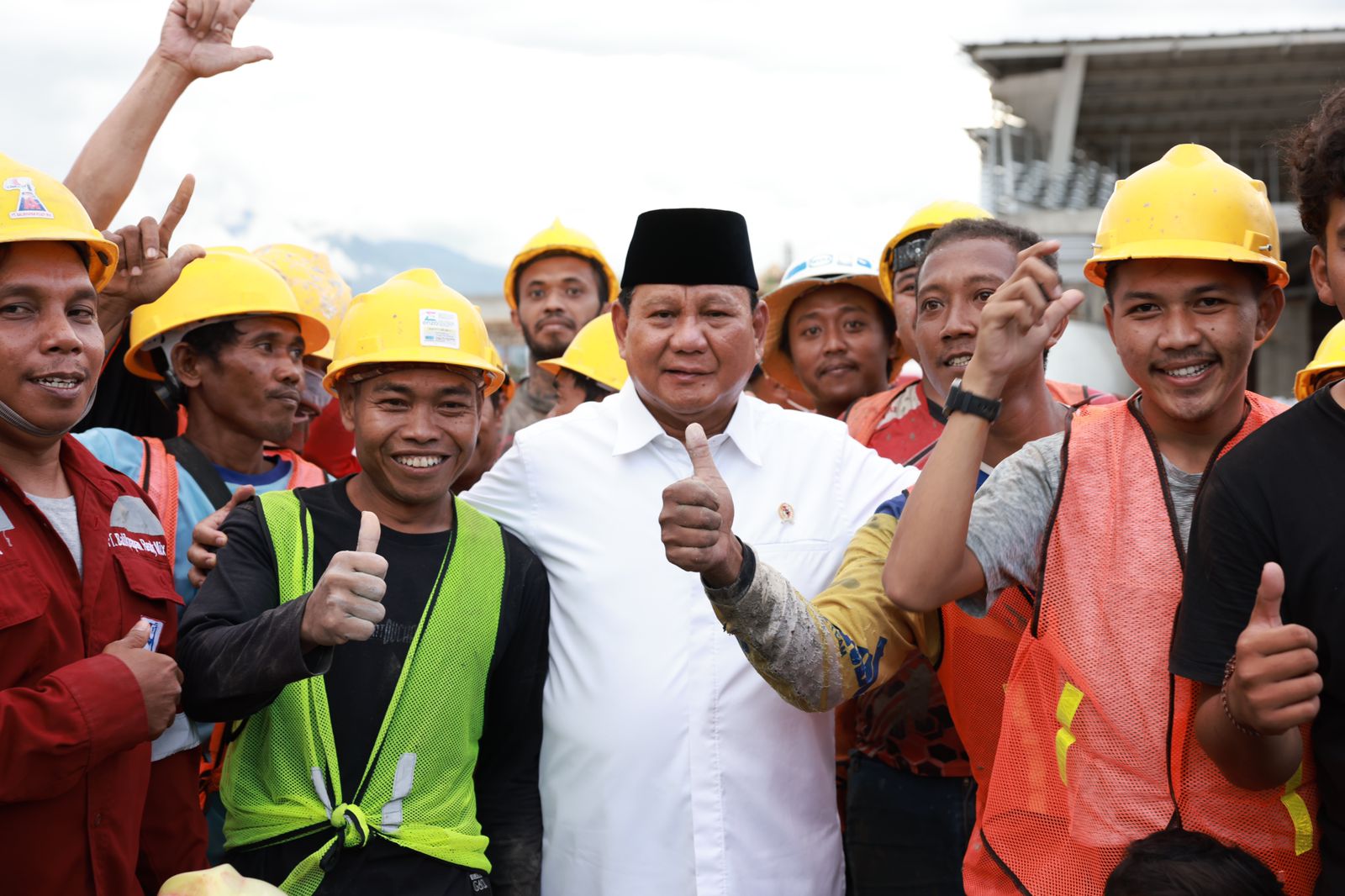 Ketua Umum Gerindra Prabowo Subianto disambut para pekerja saat kunjungan kerja ke daerah. Foto: Dok Kemenhan