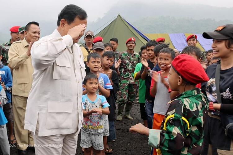 Foto: Prabowo bersama korban terdampak gempa Cianjur