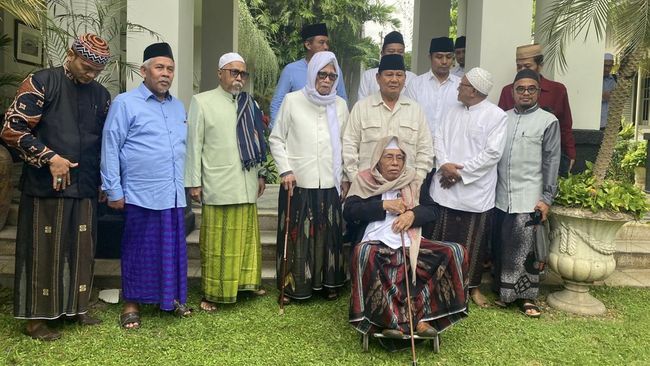 Ketua Umum Partai Gerindra Prabowo Subianto bertemu para ulama dan kiai sepuh Jawa Timur.