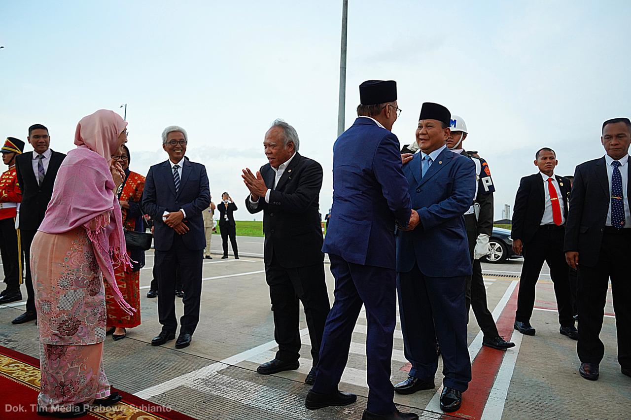 Menteri Pertahanan Prabowo Subianto mengantar pulang PM Malaysia Anwar Ibrahim. Foto: Tim Media Prabowo